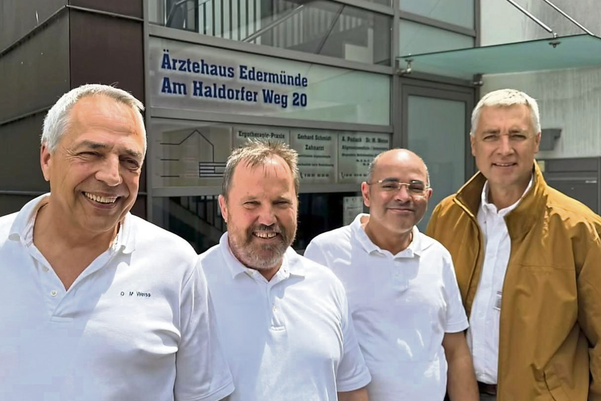 Dr. Matthias Weiß, Dr. Armin Pudack, Abdallah Quertani und Geschäftsführer vom Hospital, Dr. Bismarck, stehen von dem Ärztehaus in Edermünde